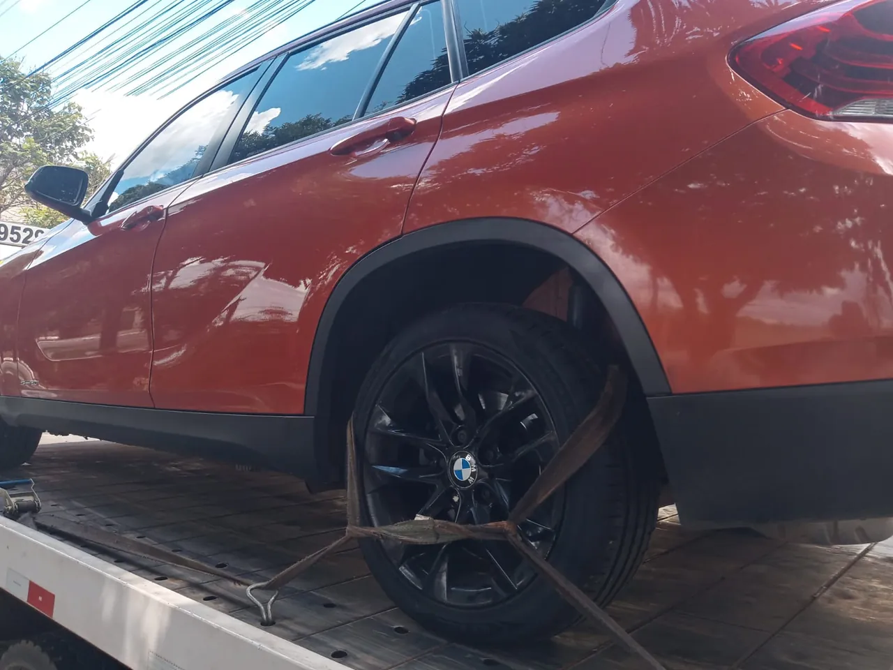 Guincho plataforma transportando carro em Goiânia